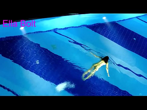 ❤️ मी पाहणे थांबवू शकत नाही, तरुण गोरा ELLA BOLT रिसॉर्ट पूलमध्ये नग्न पोहताना पकडला गेला ❤❌ लिंग ❌❤